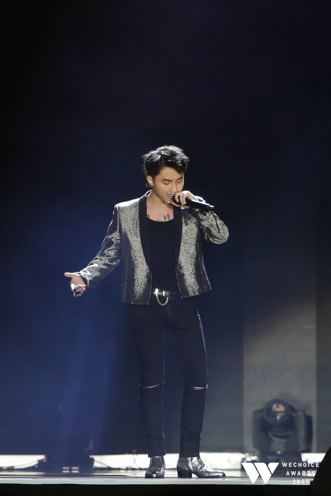 Bé Bôm đánh đàn, Sơn Tùng hát Remember Me - sân khấu xúc động đầu tiên của Gala WeChoice Awards 2017 lấy nước mắt hàng nghìn khán giả